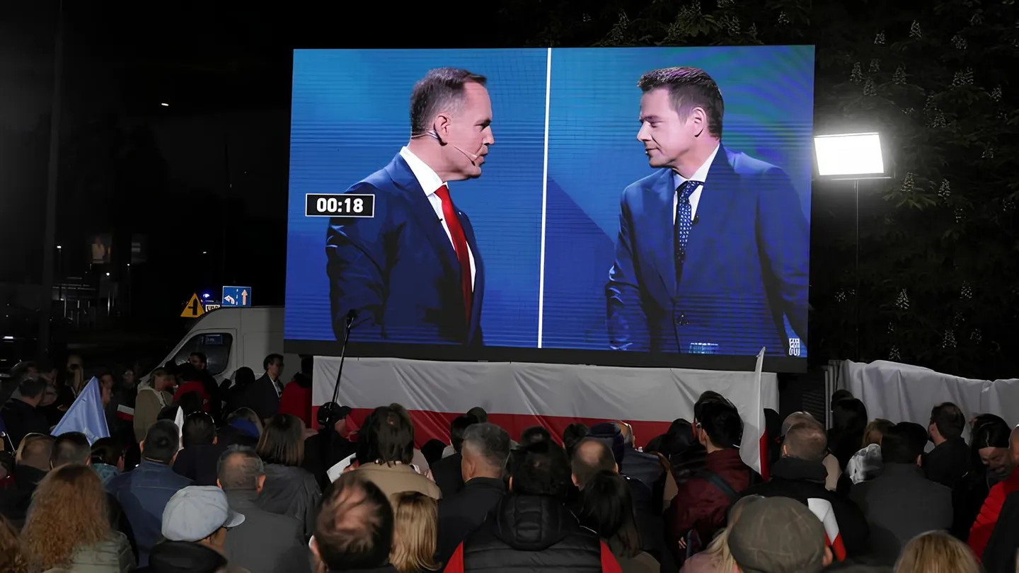 Польша выберет между либералом и консерватором